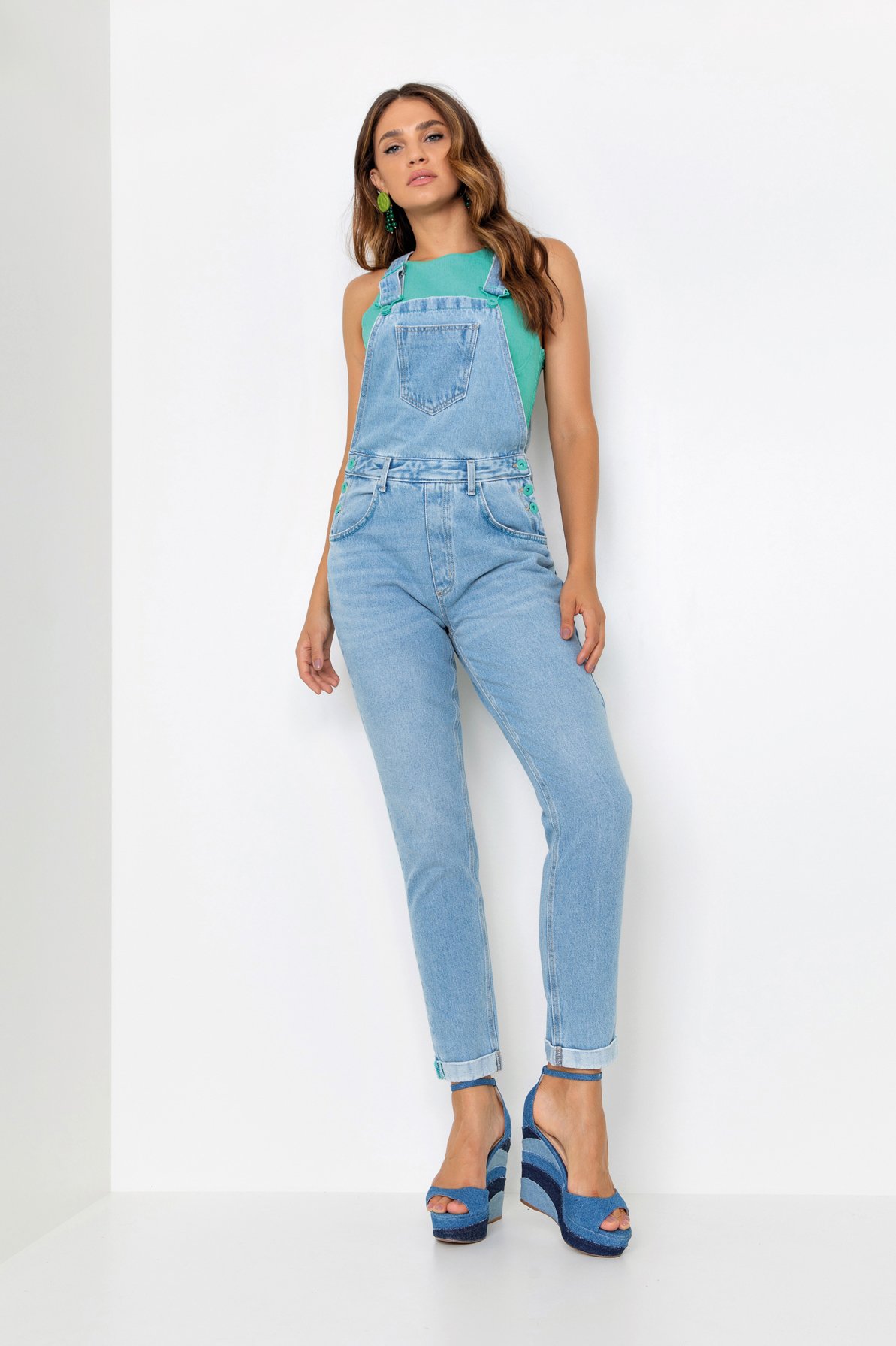 Jardineira Jeans com Detalhes em Ouro