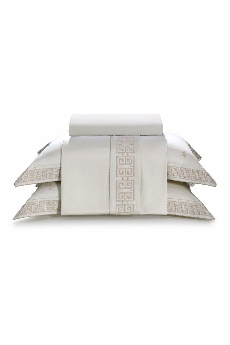 Cama em bege cashmere com almofadas neutras