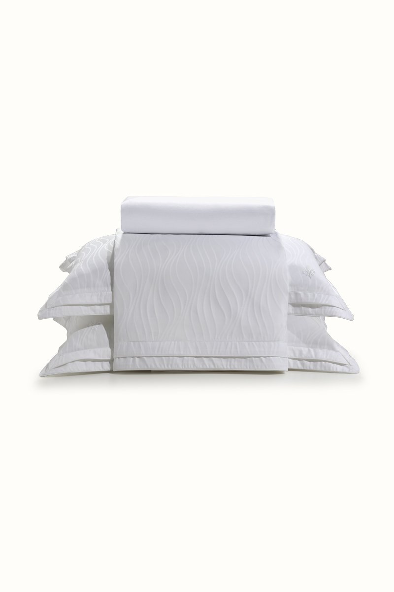 Cama em Branco Total com almofadas neutras