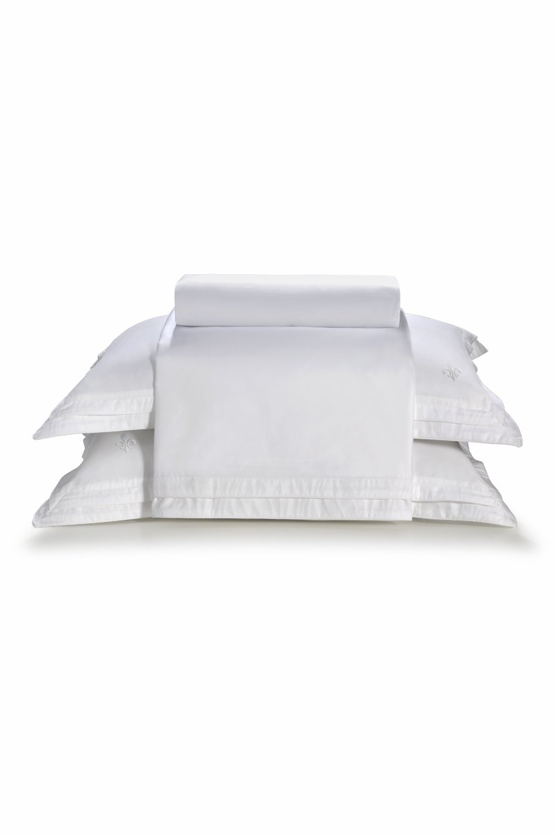 Quarto arejado com cama branca