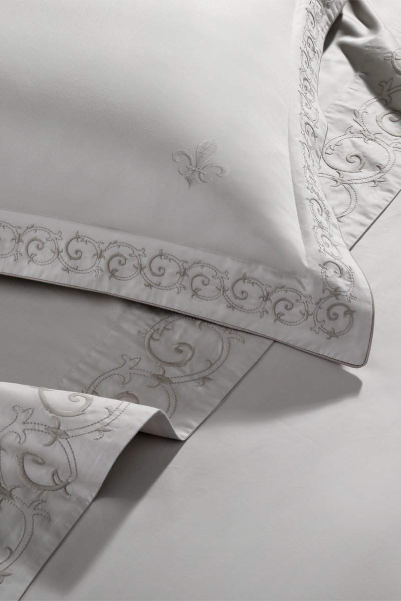 Quarto arejado com cama branca