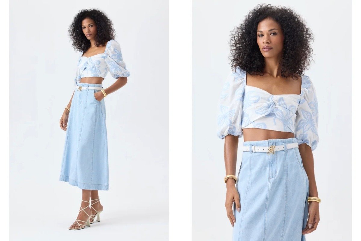 mulher usando saia jeans com cropped