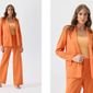 mulher usando conjunto alfaiataria calca e blaze na cor laranja