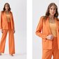 mulher usando conjunto alfaiataria calca e blaze na cor laranja
