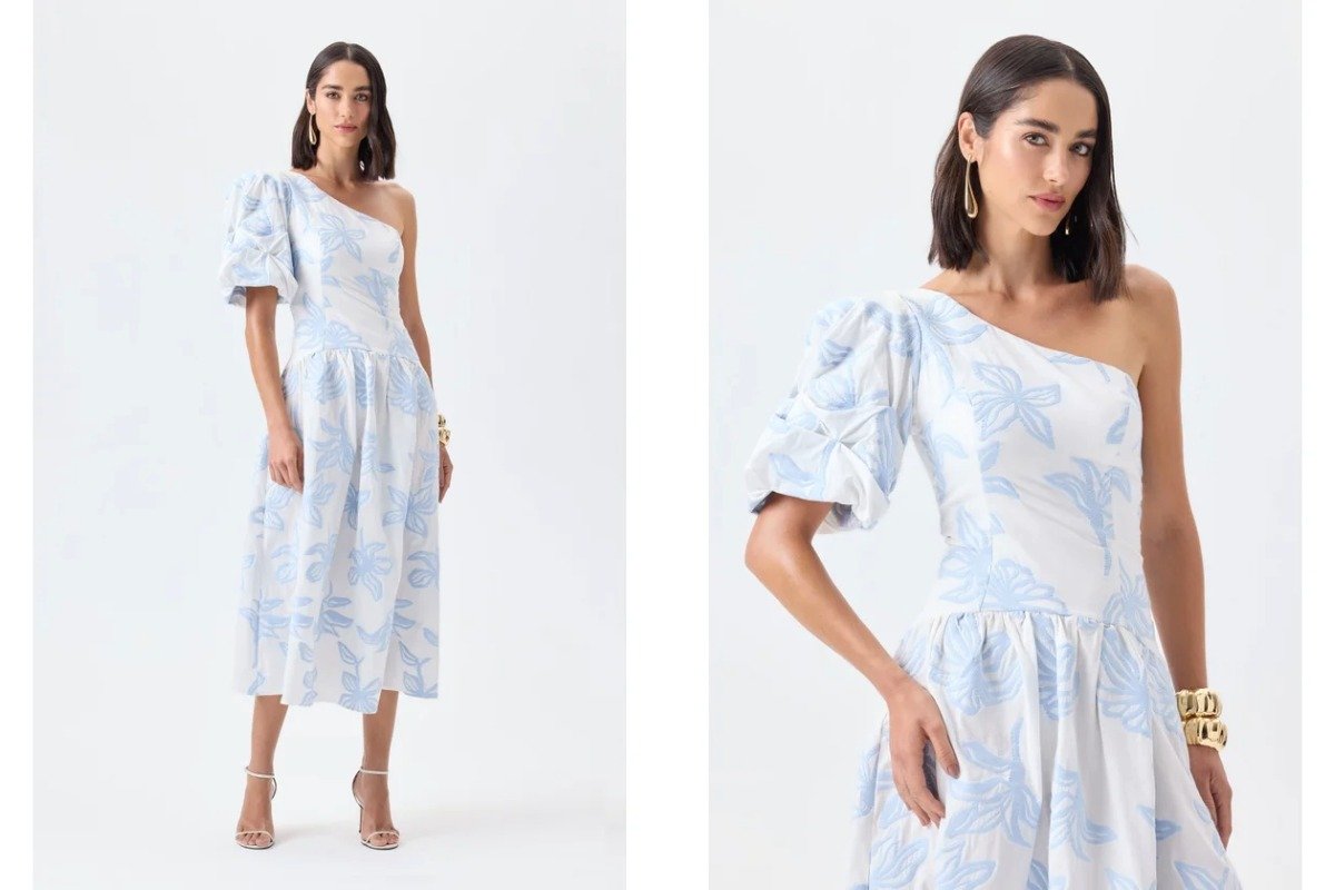 mulher usando vestido com estampa floral com manga em um ombro so