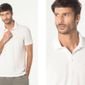 homem usando polo branca