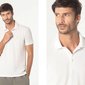 homem usando polo branca