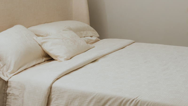 Quarto arejado com cama posta