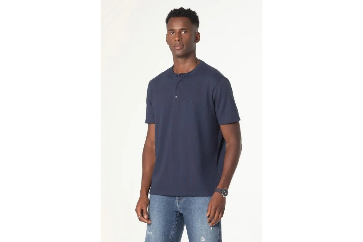homem de camiseta basica azul