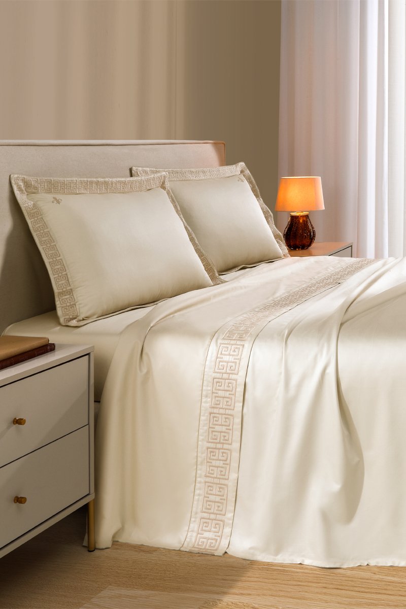 Quarto arejado com cama posta