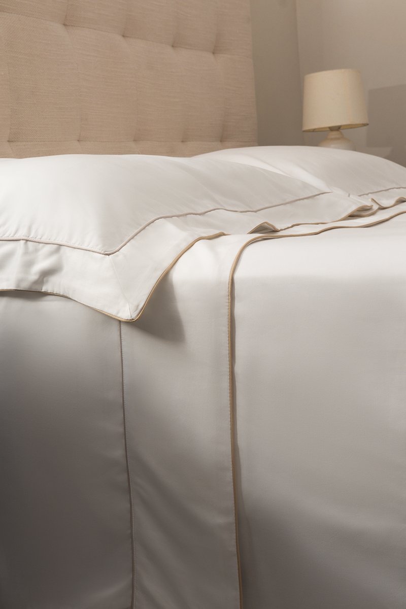 Quarto arejado com cama branca