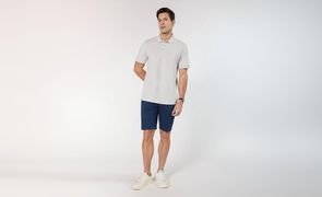 homem com bermuda azul e camisa casual