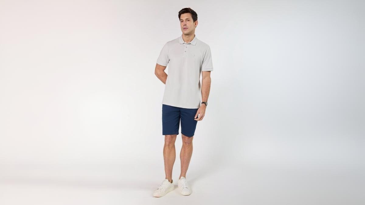 homem com bermuda azul e camisa casual