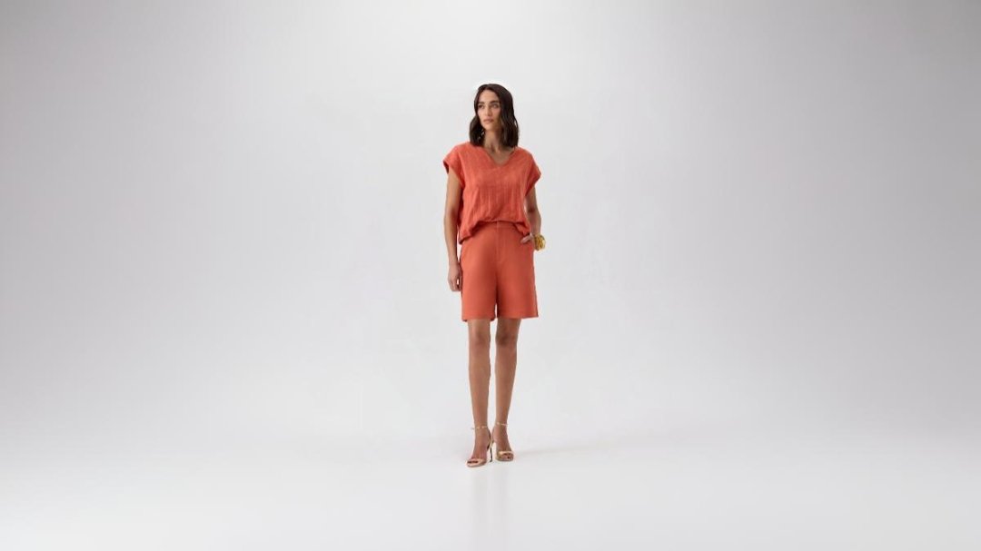 mulher usando look de alfaiataria