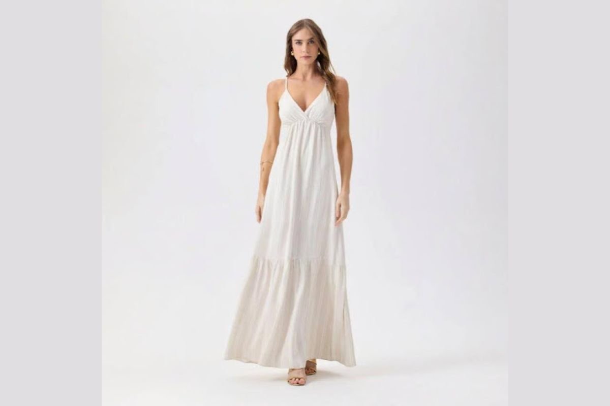 mulher usando vestido solto de cor branca