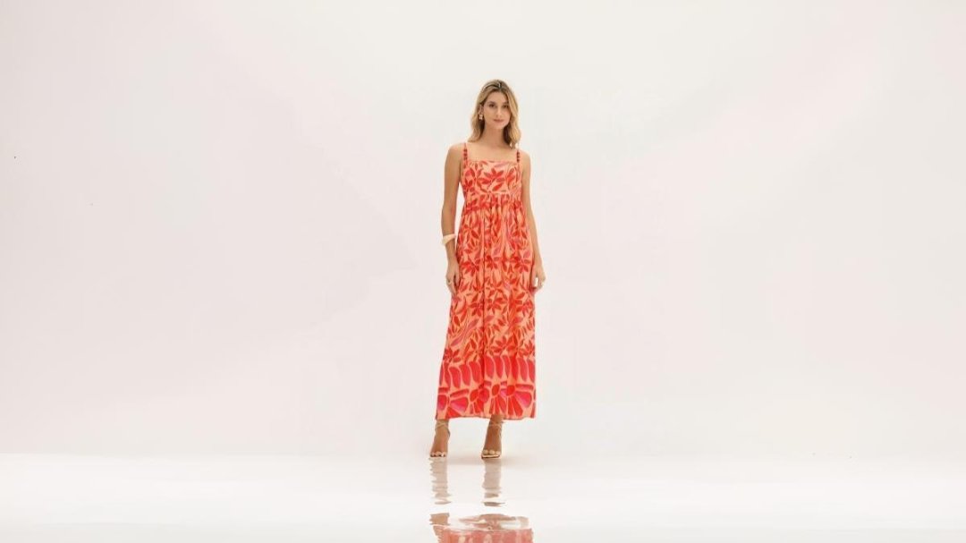 mulher usando vestido solto