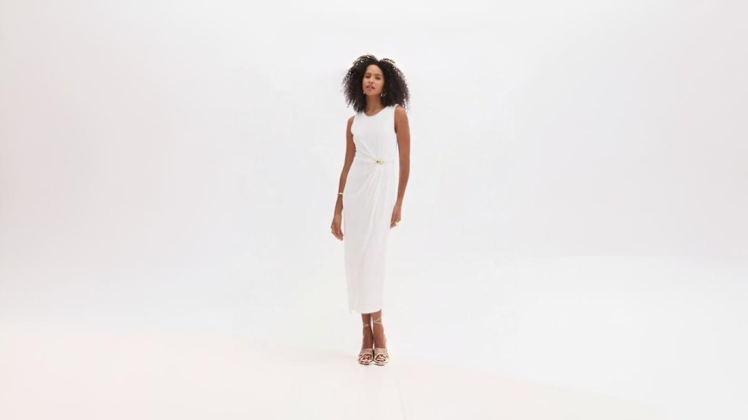 mulher morena usando vestido justo de cor branca