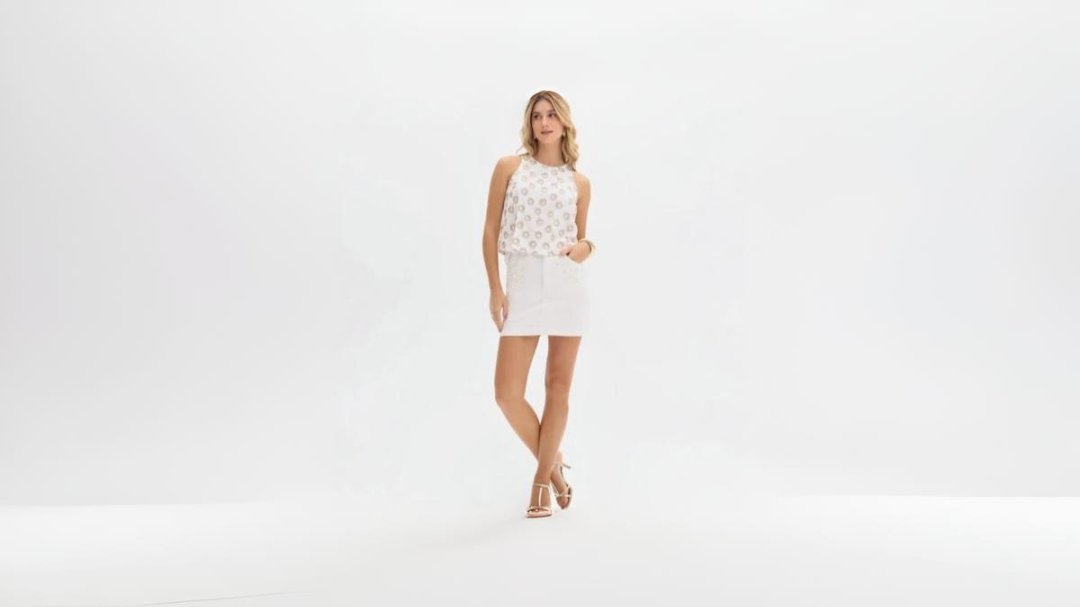 mulher com saia curta branca e blusa