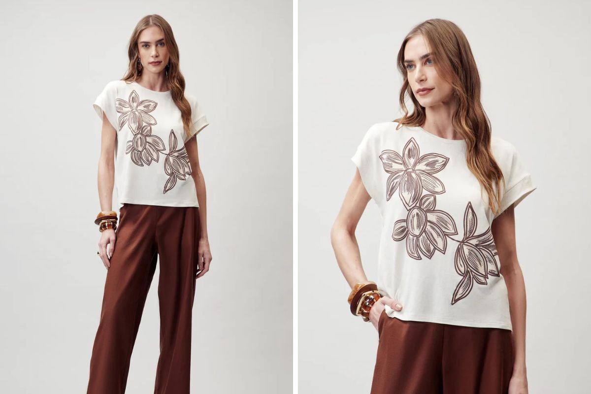 modelo com t-shirt branca estampada e calca marrom