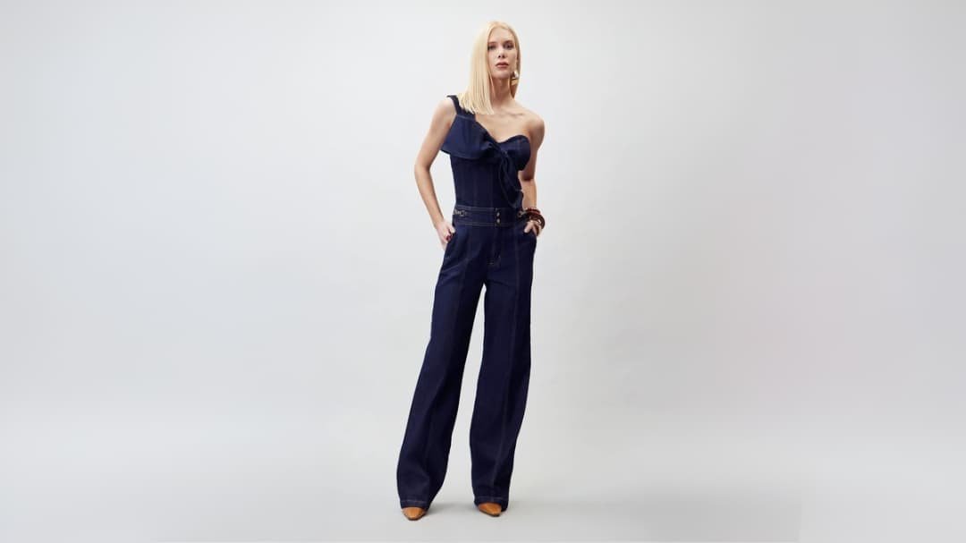 modelo com calca wide leg e blusa jeans