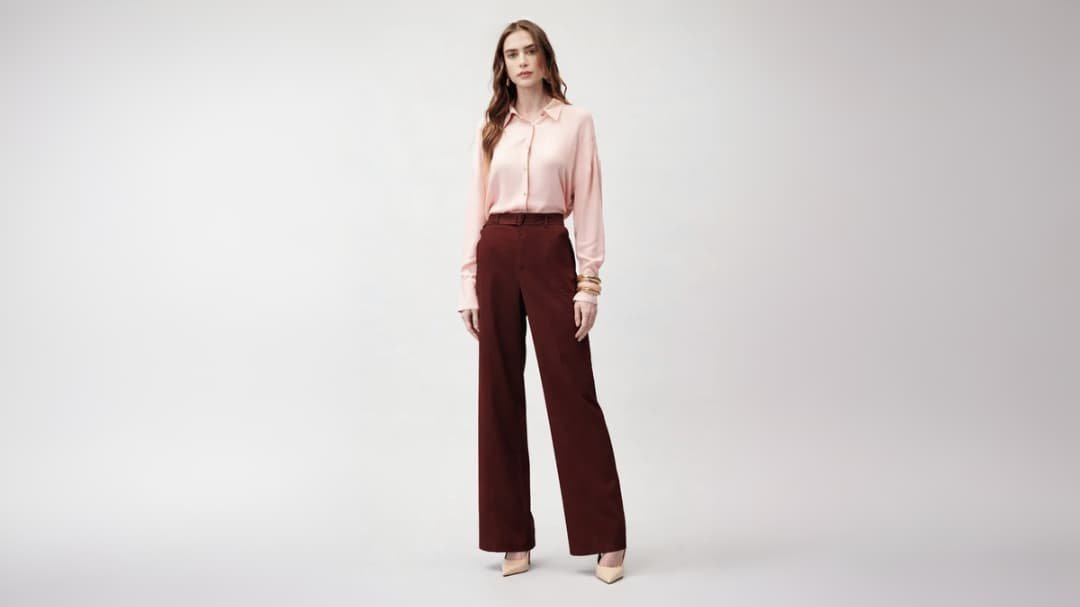 modelo com calca wide leg e blusa social