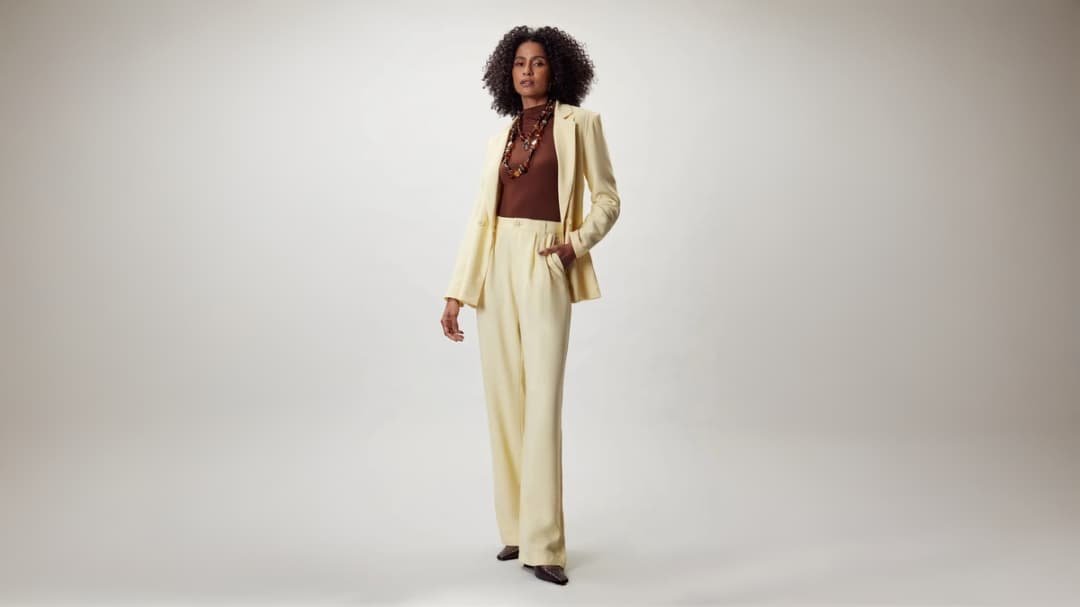 modelo usando look amarelo e marrom