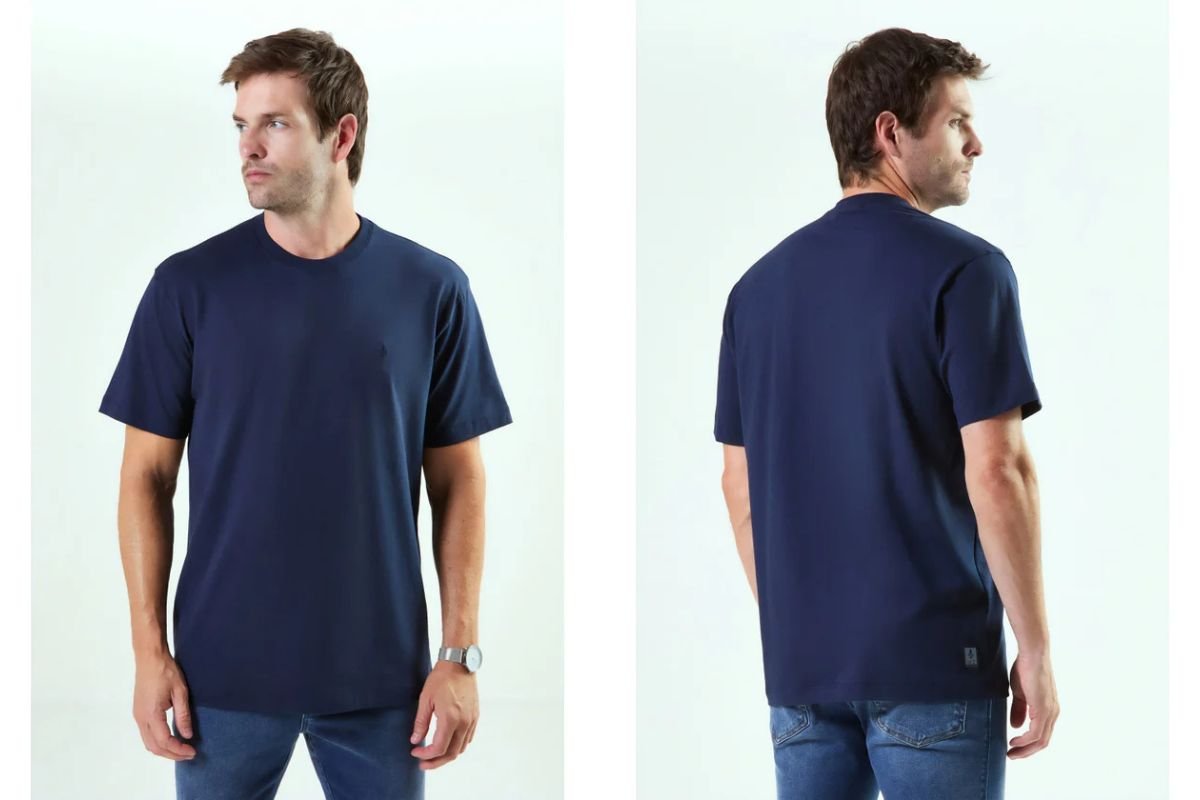 homem com camiseta azul marinho